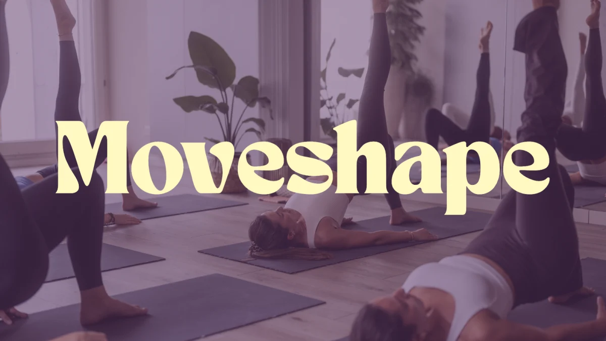 Moveshape-Logo in Zitrone über einer Pilates-Klasse