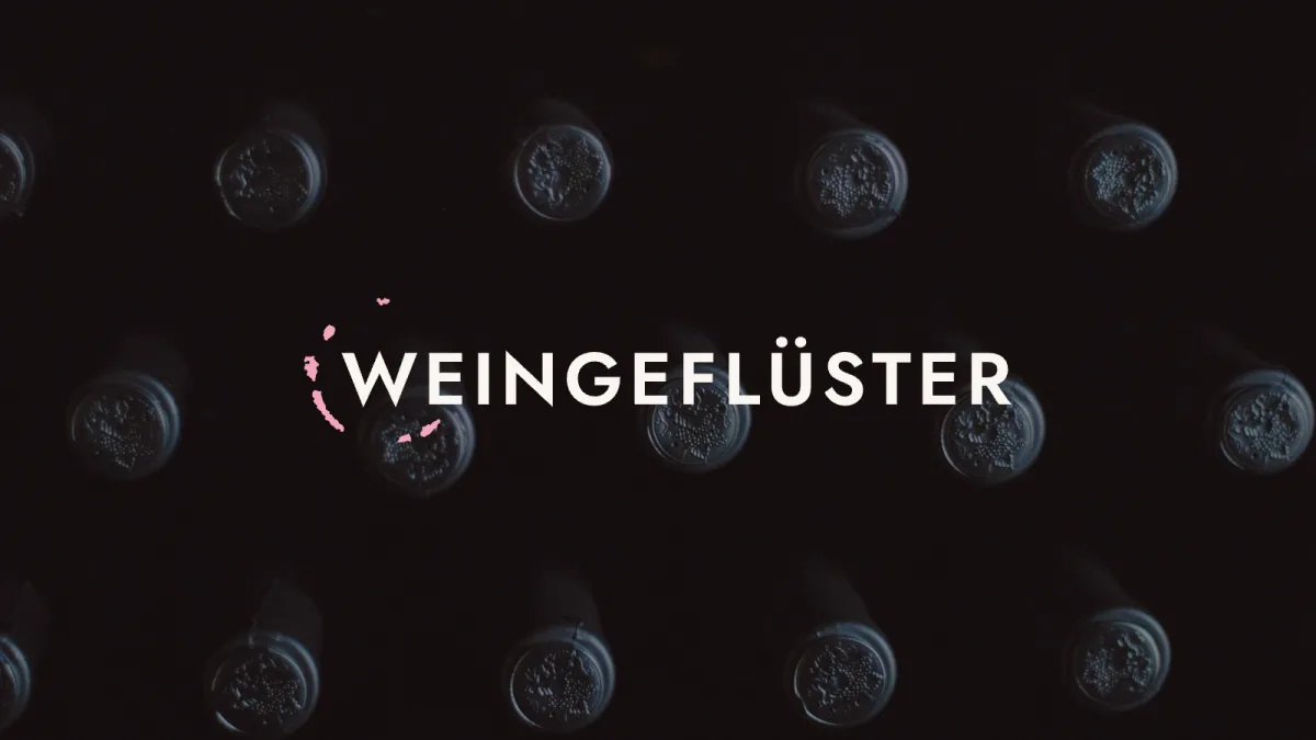Weingeflüster-Wortmarke über Flaschenböden im Lager